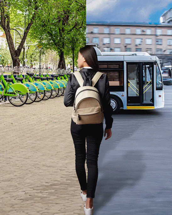 Immagine di una studentessa di spalle che cammina, nello sfondo sono presenti un parcheggio per le biciclette a noleggio e un autobus che passa